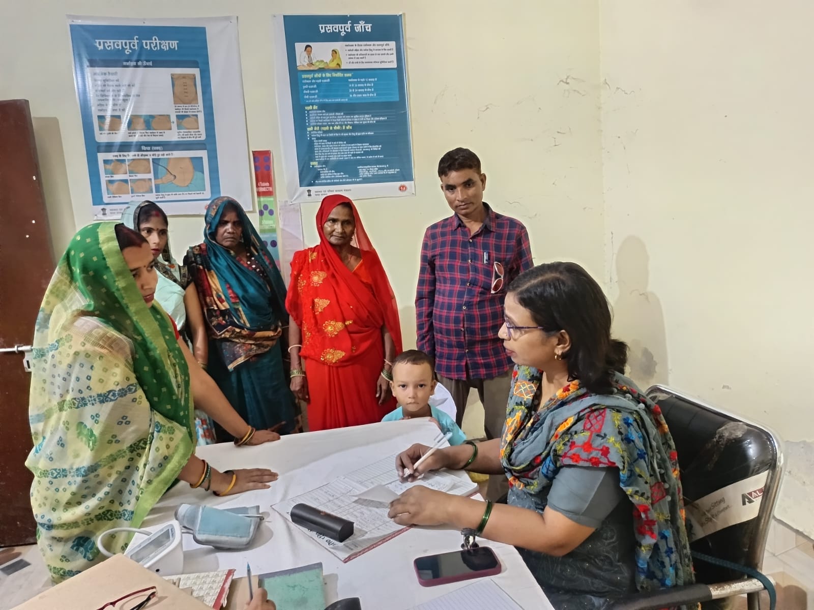 पीएचसी पाल्हापुर में मरीज देखती चिकित्सक