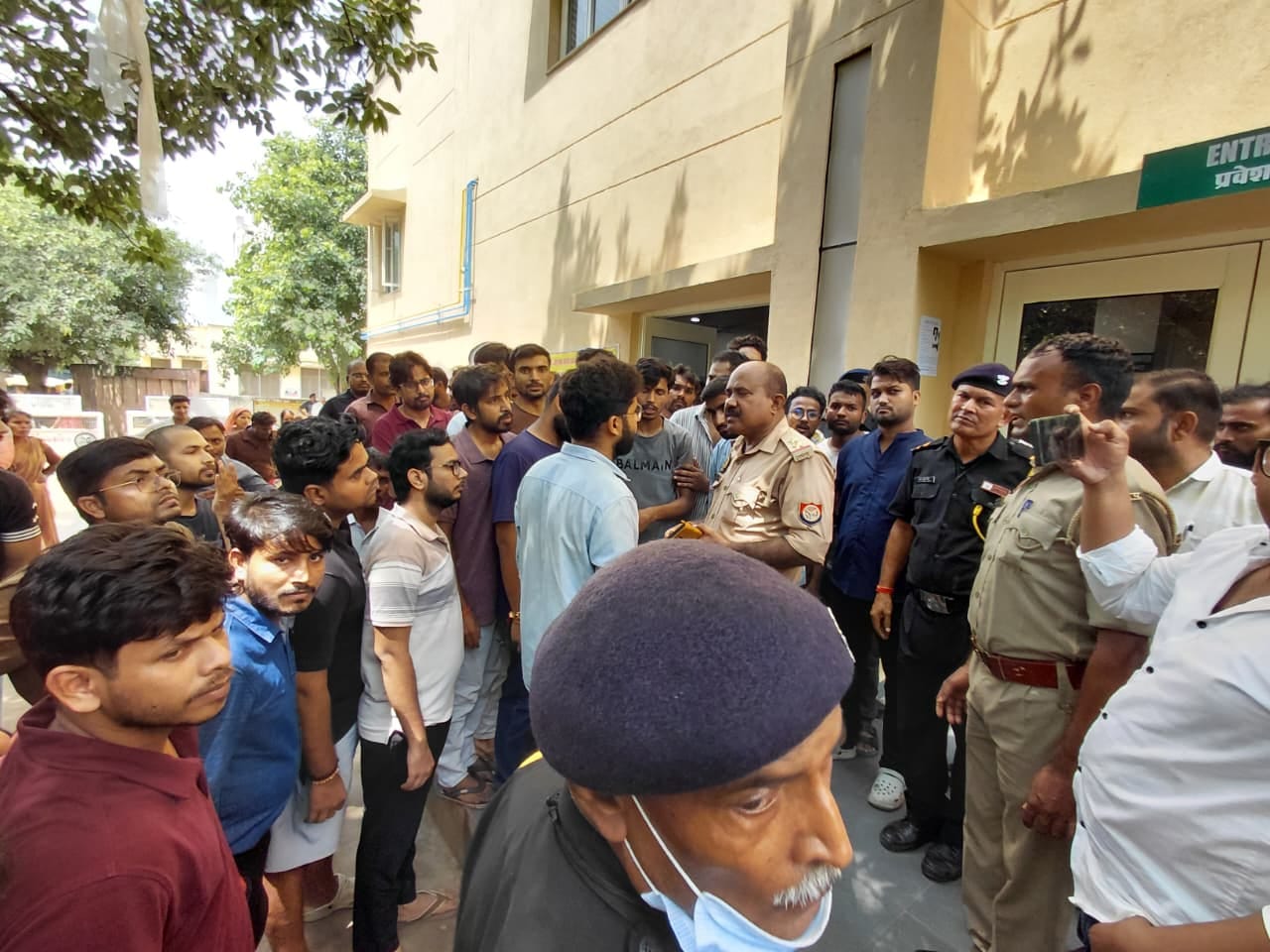 Page No : 2ट्रामा सेंटर के बाहर पुलिस से बात करता मेडिकल कॉलेज का स्टाफ और छात्र।