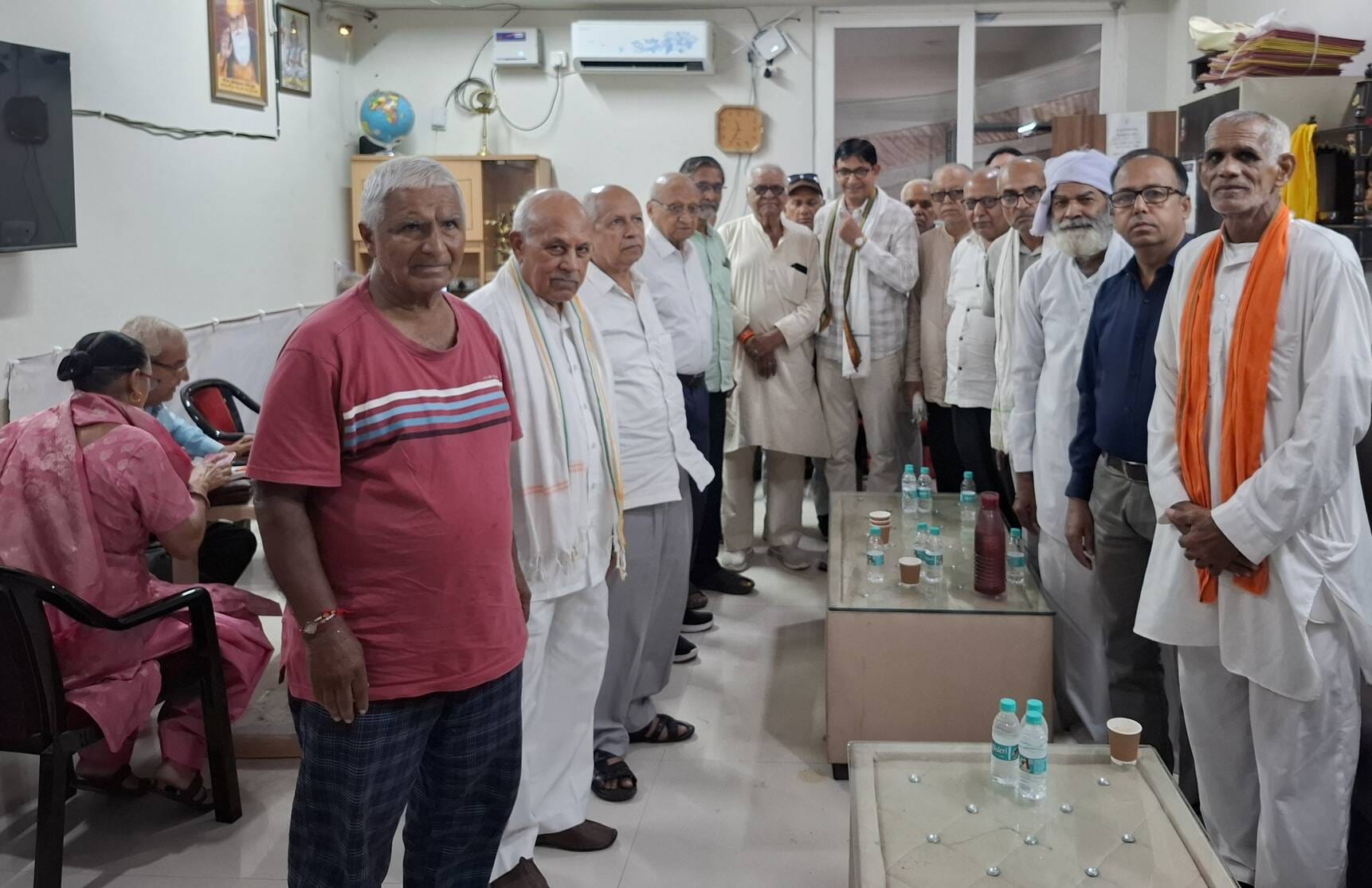 पंजाबी भवन में बैठक करते विभिन्न संगठनों के लोग। स्त्रोत: मंच