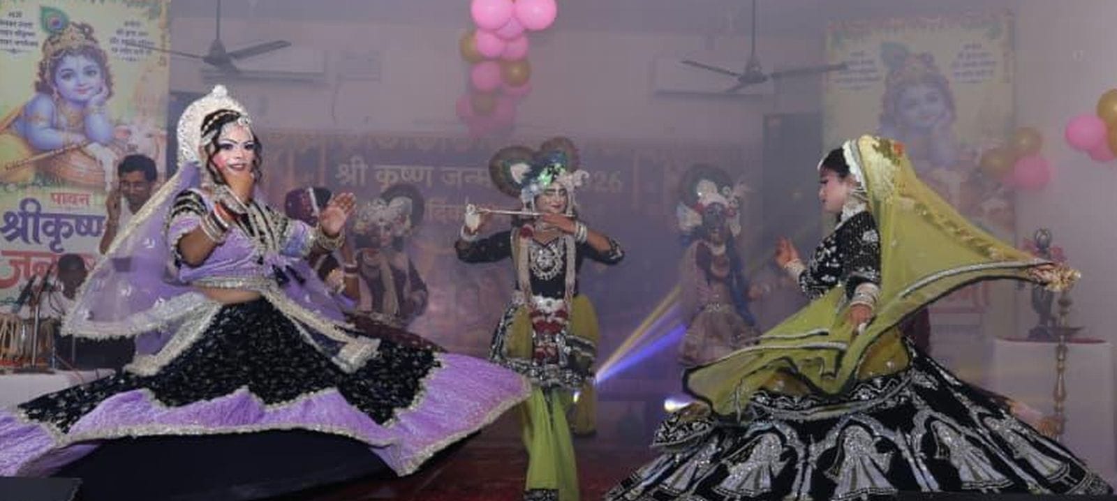 पुलिस लाइन स्थित स्वामी विवेकानंद हॉल में जन्माष्टमी कार्यक्रम में  प्रस्तृति देते कलाकार। स्त