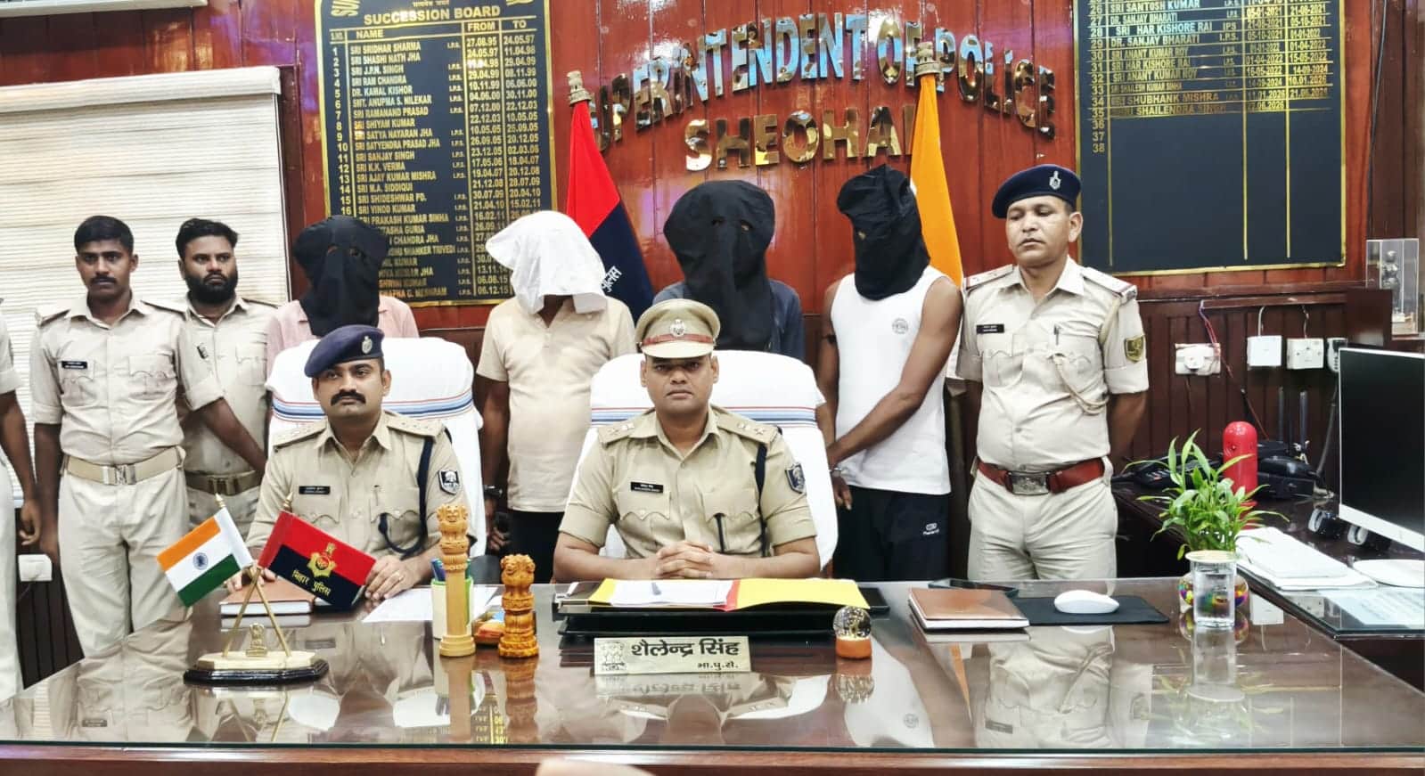 प्रेसवार्ता करते हुए एसपी।