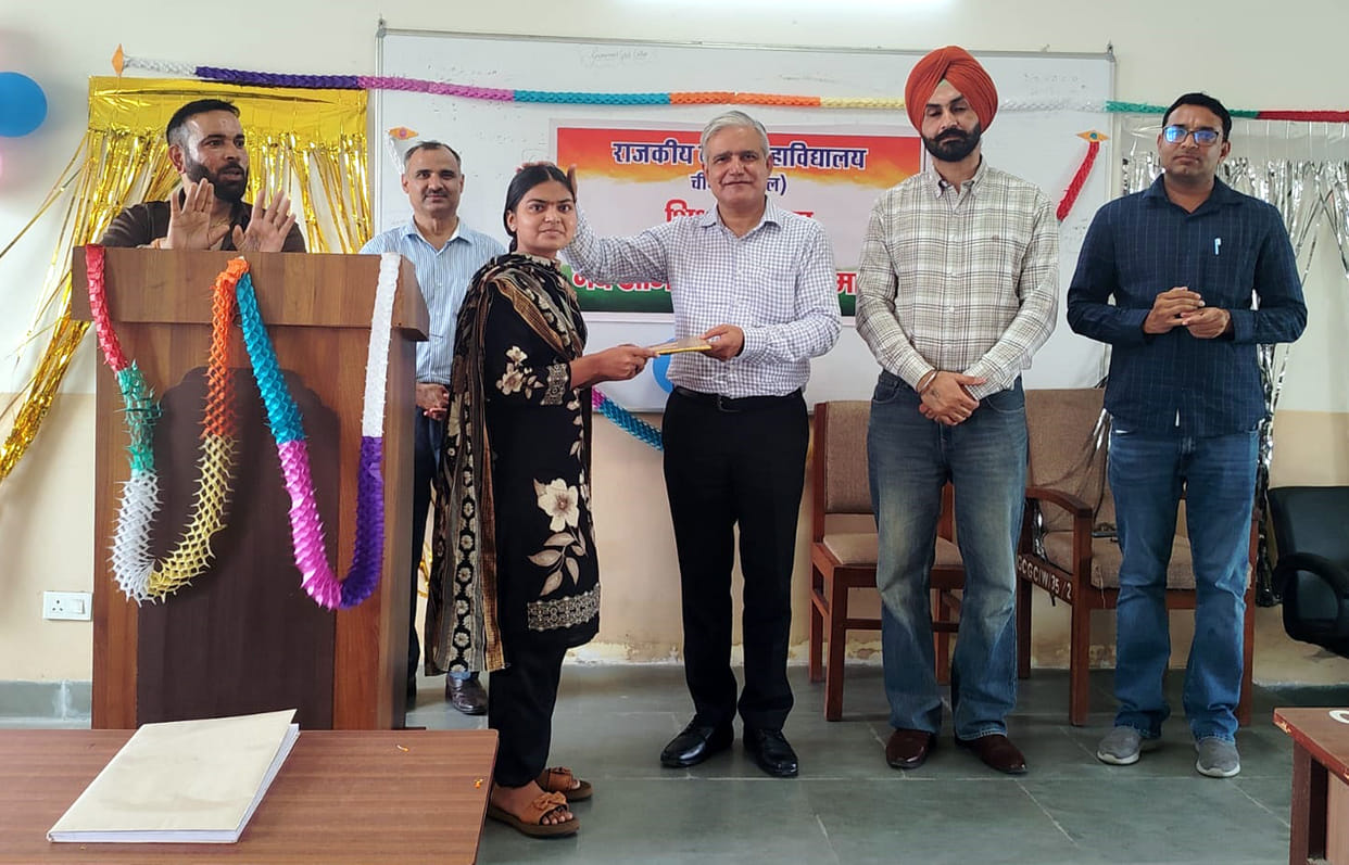 Student Vaishali secures first place in a teacher-themed competition.