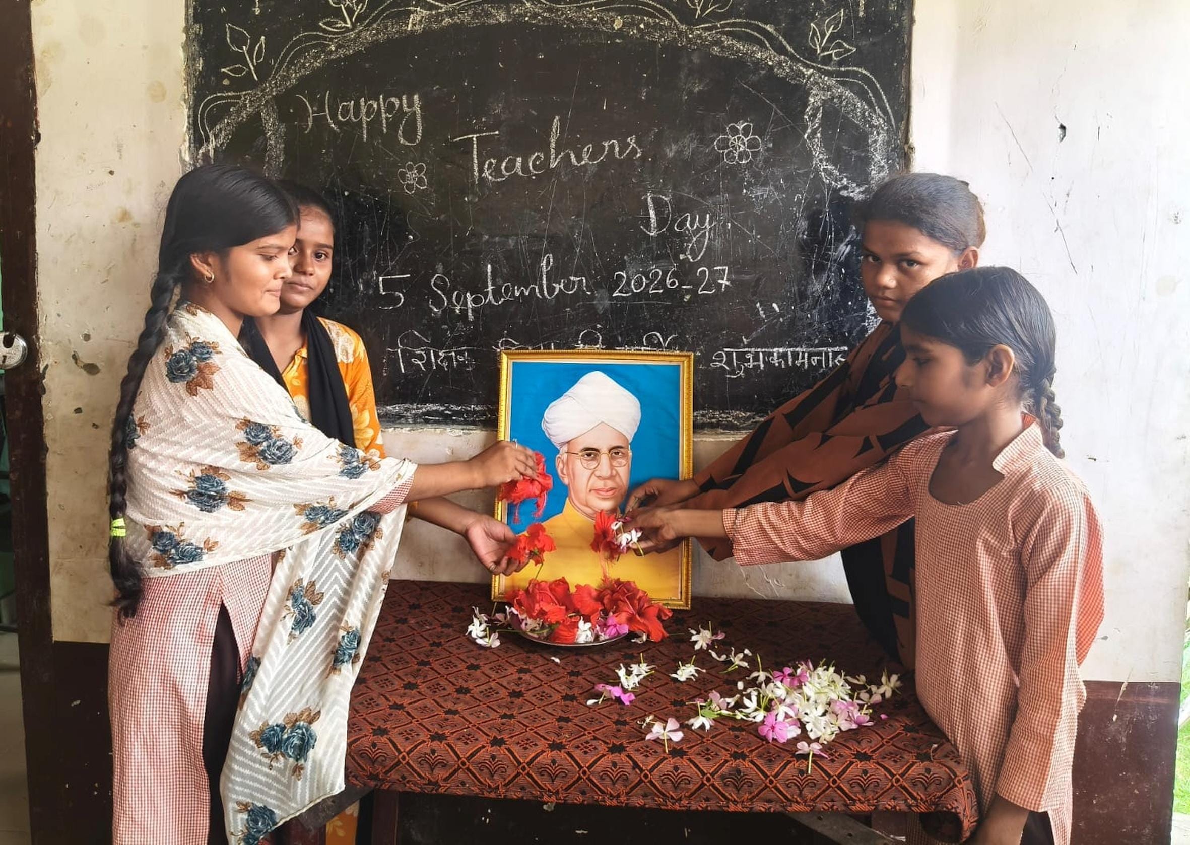 प्राथमिक विद्यालय में डॉ. सर्वपल्ली राधाकृष्णन के चित्र पर माल्यार्पण करते बच्चे। -संवाद