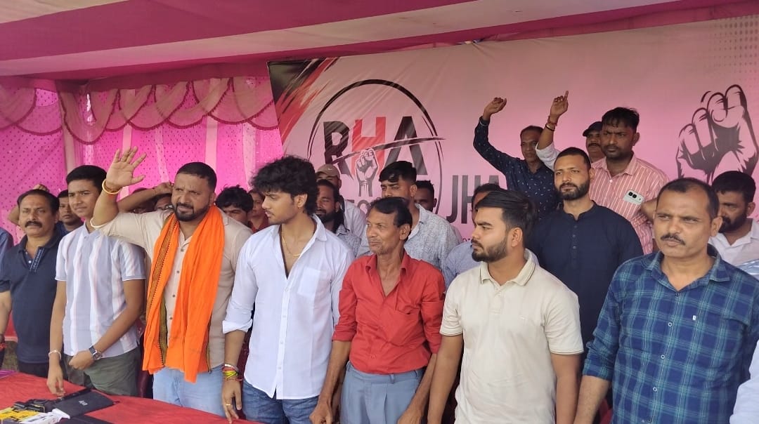 प्रदर्शन करते हुए प्रदर्शनकारी।