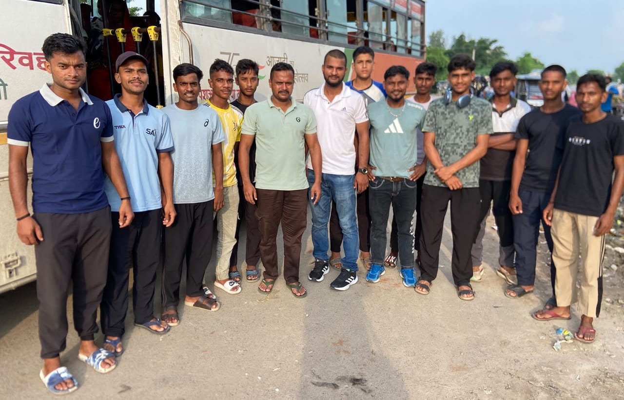 प्रदेश स्तरीय सीनियर हॉकी प्रतियोगिता के लिए बस से रवाना होती मंडलीय टीम। स्रोत-खेल विभाग