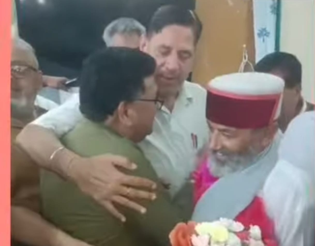 पूर्व विधायक बलदेव शर्मा और पूर्वविधायक मंजीत सिंह डोगरा गले मिलते हुए। वीडियोग्रैब।
