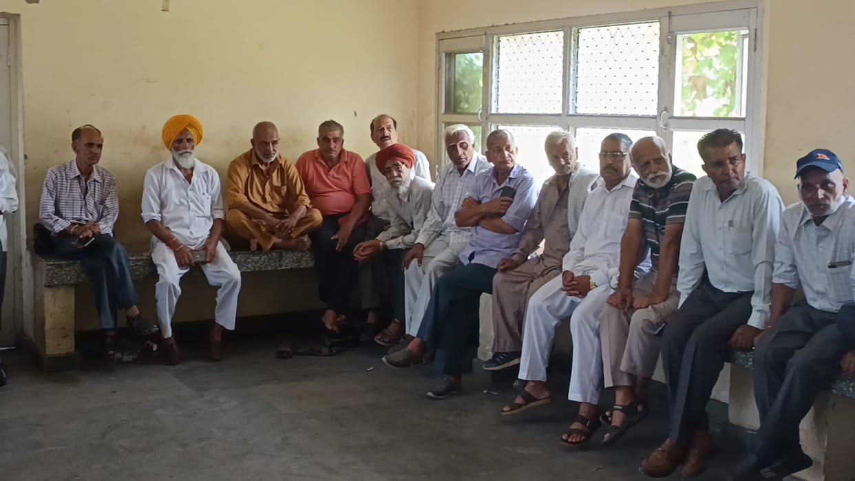 HRTC pensioners demand immediate payment of medical bills.
