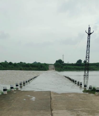 पार्वती नदी में पानी आने से मनियां जाने वाले रास्ते पर बनी रपट पर तीन फुट की ऊंचाई पर बह रहा पा