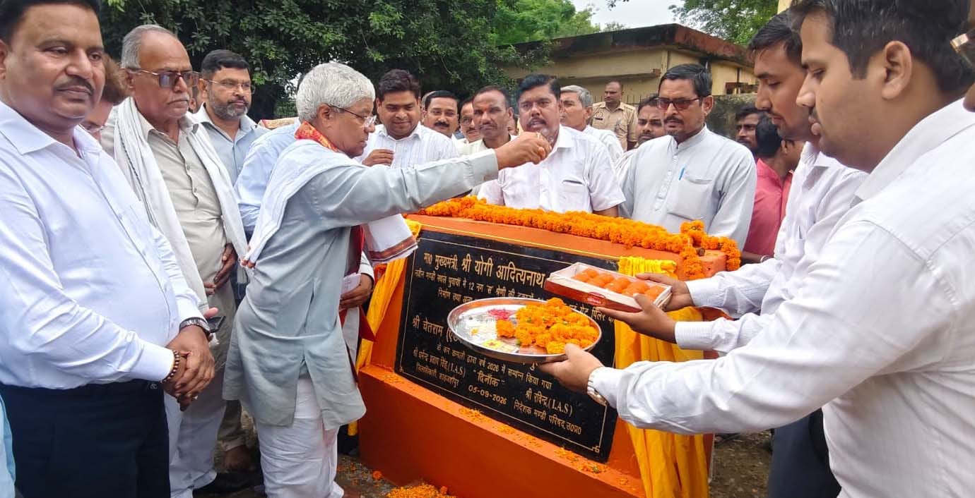 पुवायां मंडी में दुकानों का शिलान्यास करते विधायक चेतराम। संवाद