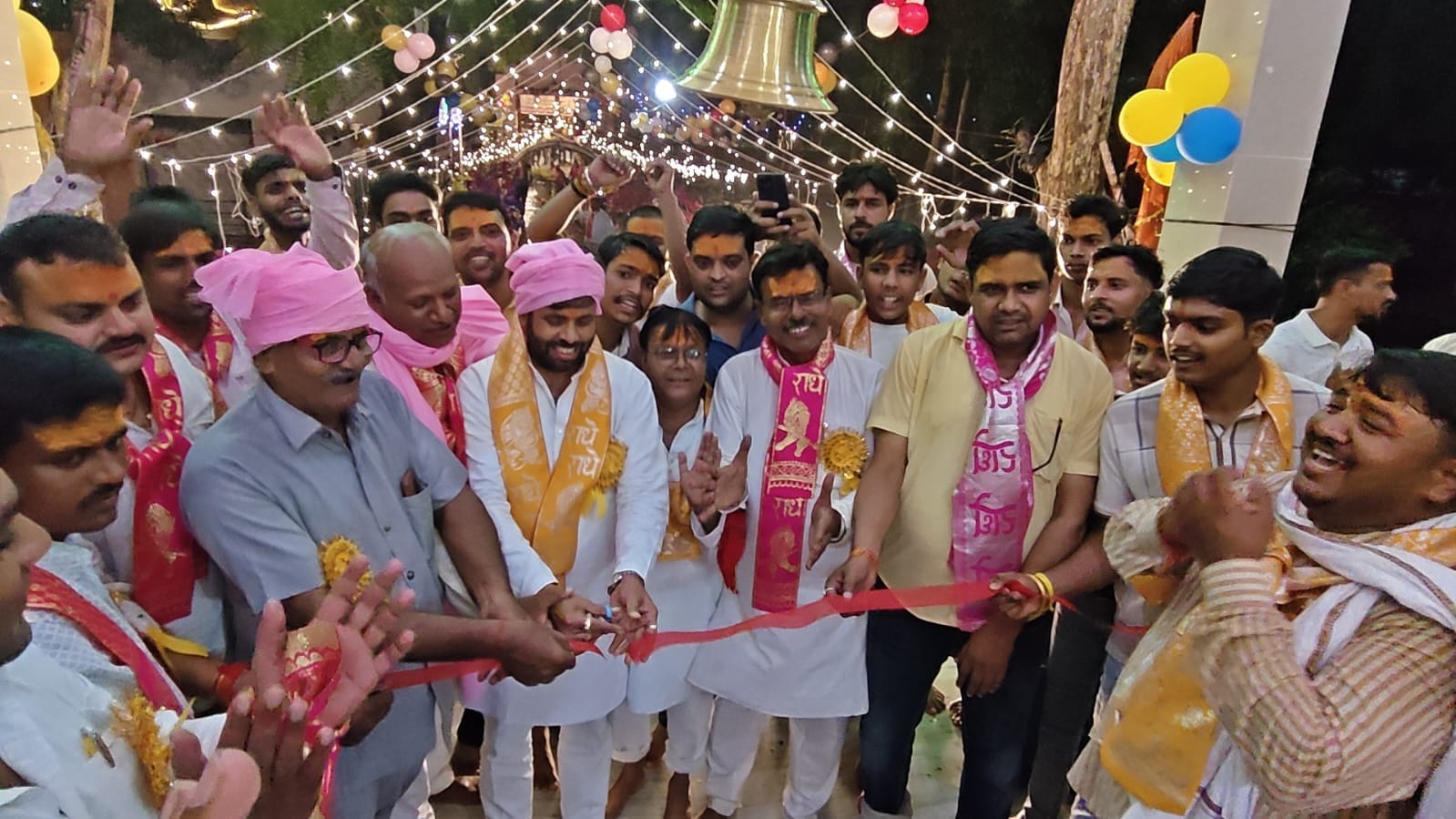 राजा का ताल में निकाली गई श्रीकृष्ण शोभायात्रा का शुभारंभ करते अतिथि। संवाद