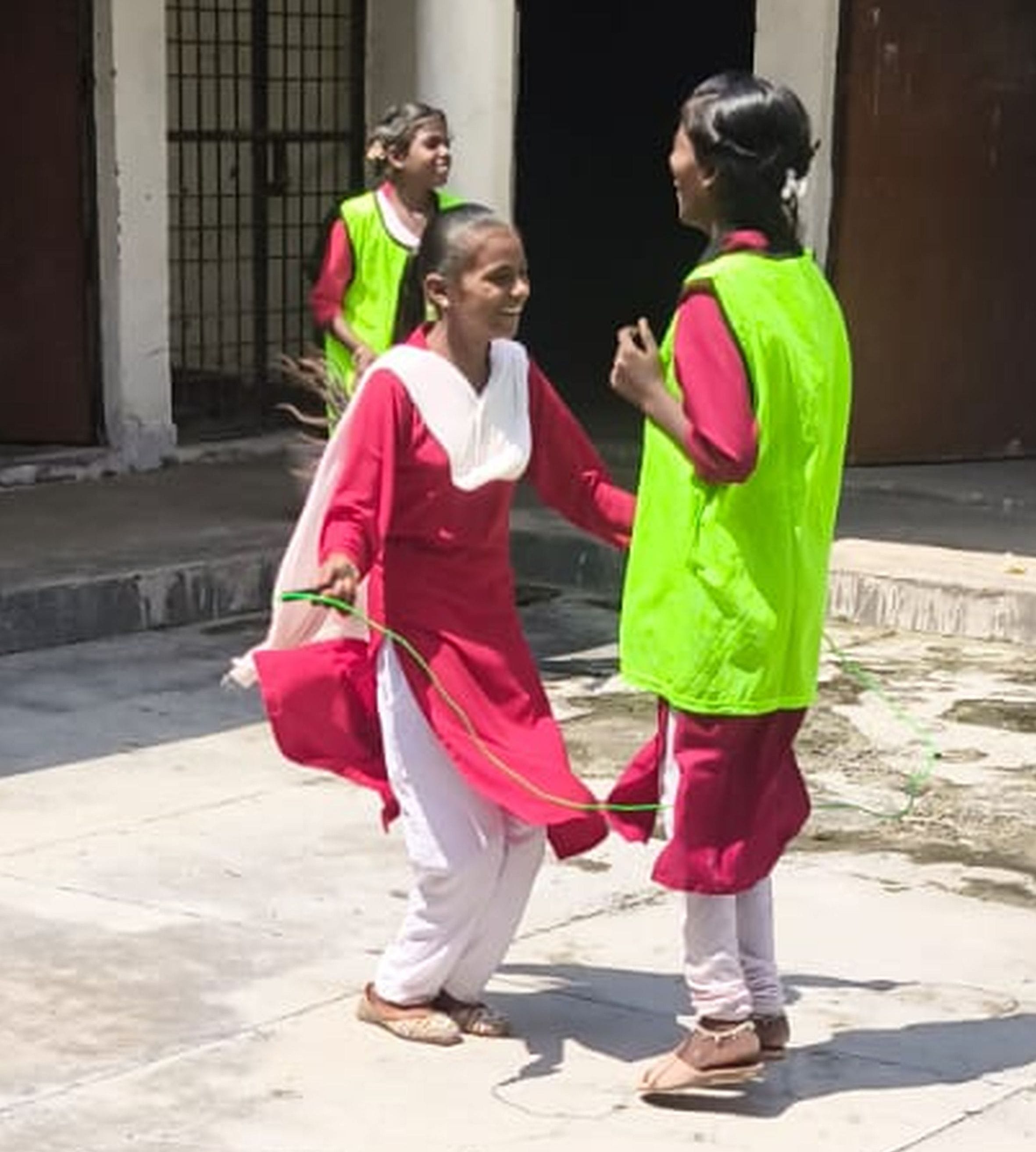  राजकीय हाईस्कूल चेतरा बुजुर्ग में आयोजित प्रतियोगिता के दौरान रस्सी कूद करती छात्राएं। स्रोत: 