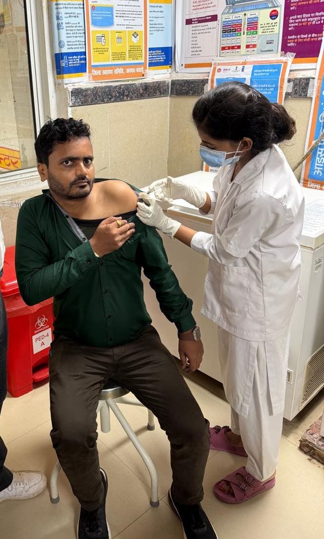 Swine Flu: Vaccine administered to medical college doctors and staff.
