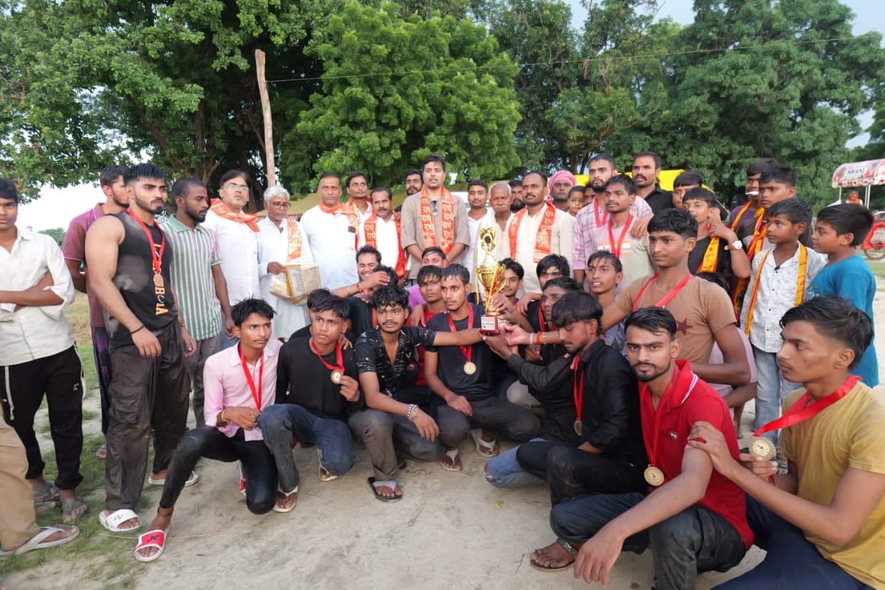 Rohit Gautam's team wins the matka breaking competition