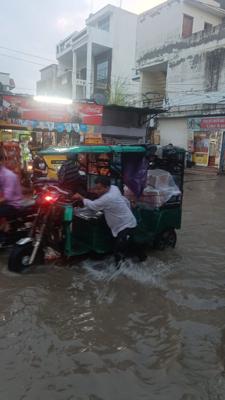 Three hours of torrential rain inundates low-lying areas, leaves vehicles stranded on roads