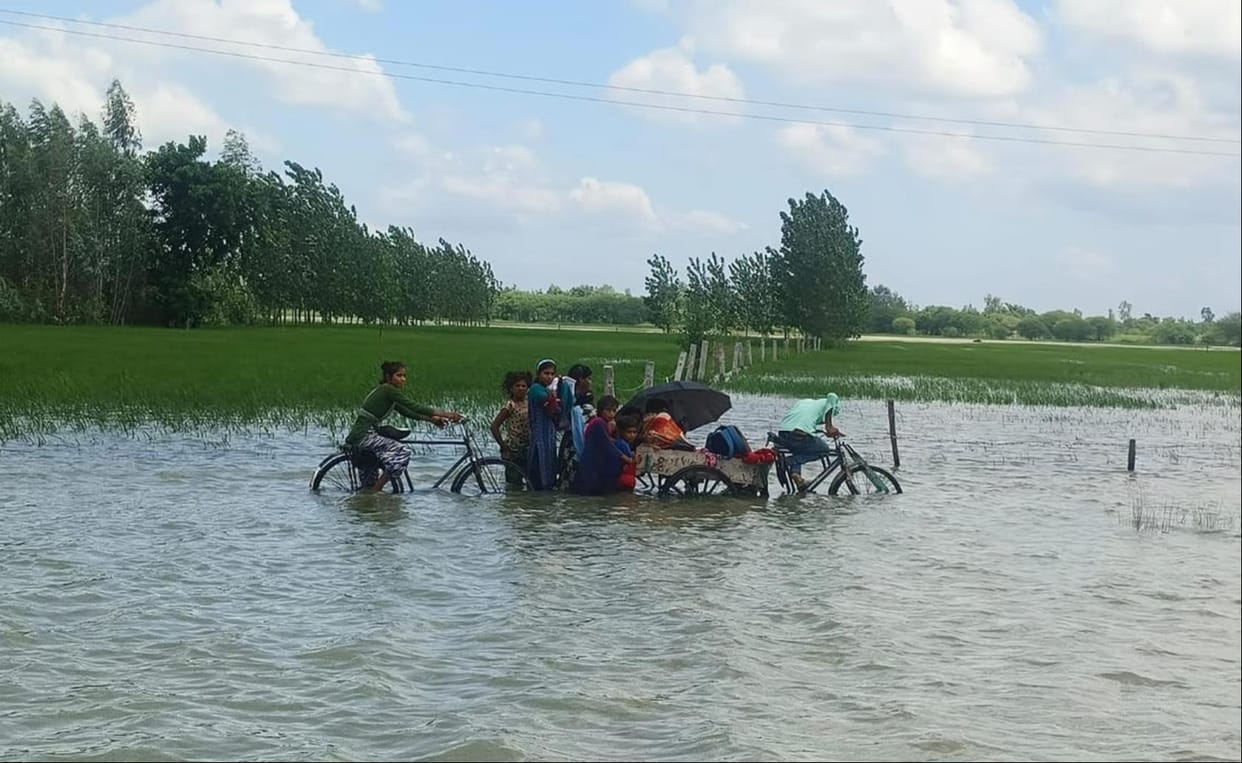 Saryu in spate again,14 villages marooned by floods.