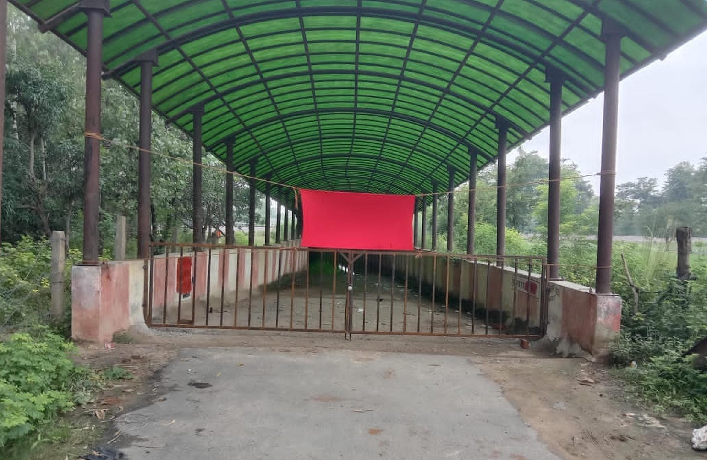 रुपईडीहा में गंगापुर-जैतापुर मार्ग पर रेलवे द्वारा बंद अंडरपास। 