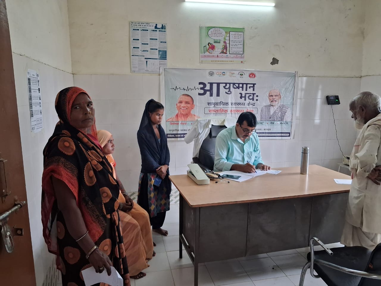  रिसिया के नरसिंगडीहा प्राथमिक स्वास्थ्य केंद्र पर मरीज देखने के बाद दवा लिखते डा. जुबेर।