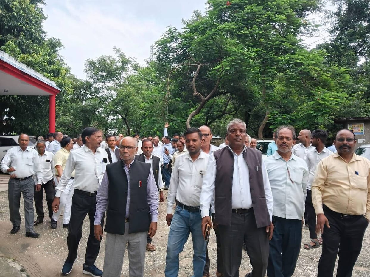 Lawyers on strike; slogans against the SDM echo in the Tehsil.