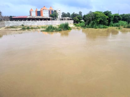 Garra River in spate flood water reaches Subhashnagar