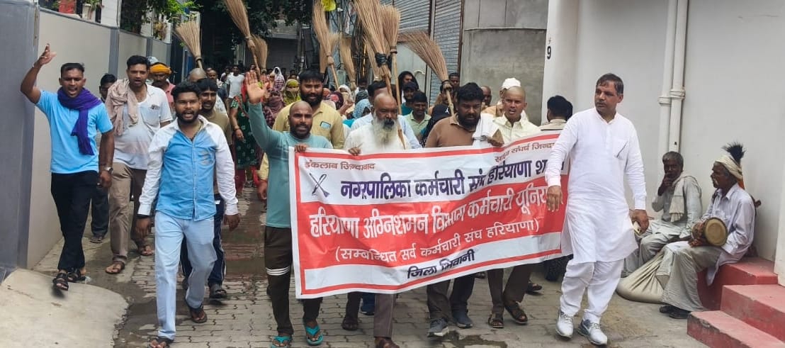 Striking employees burned copies of ESMA at the Irrigation Minister's residence.