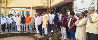 सीएचसी अमेठी में गमगीन मृतक के परिजन। स्रोत: स्थानीय नागरिक