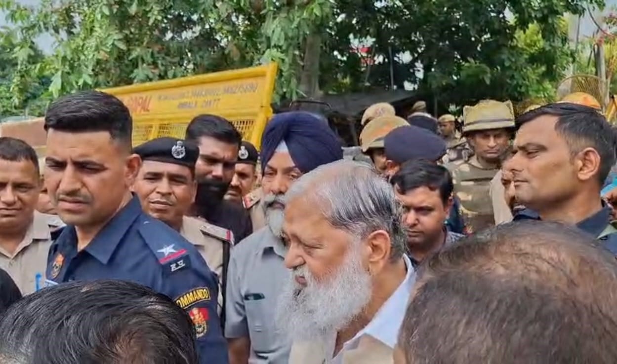 सफाई कर्मचारियों से बात करते परिवहन मंत्री अनिल विज।