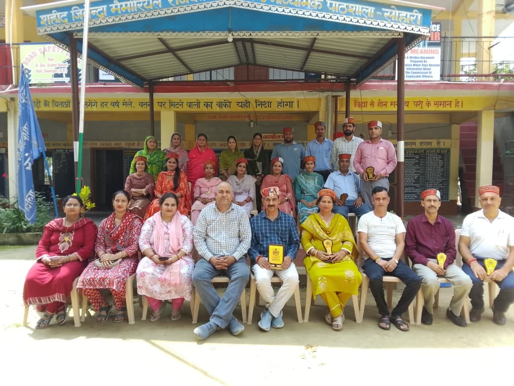 सोहारी स्कूल में अध्यापक दिवस पर सम्मानित  किए अध्यापक। स्रोत : संस्थान