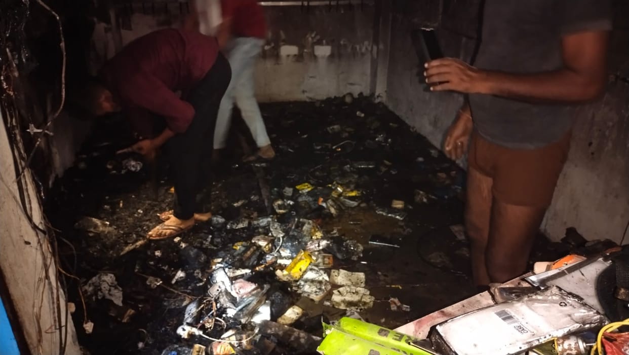 Fire broke out in the mobile shop, goods got burnt
