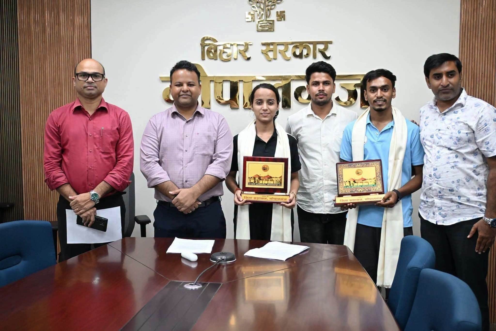 सम्मानित करते गोपालगंज डीएम समीर सौरभ