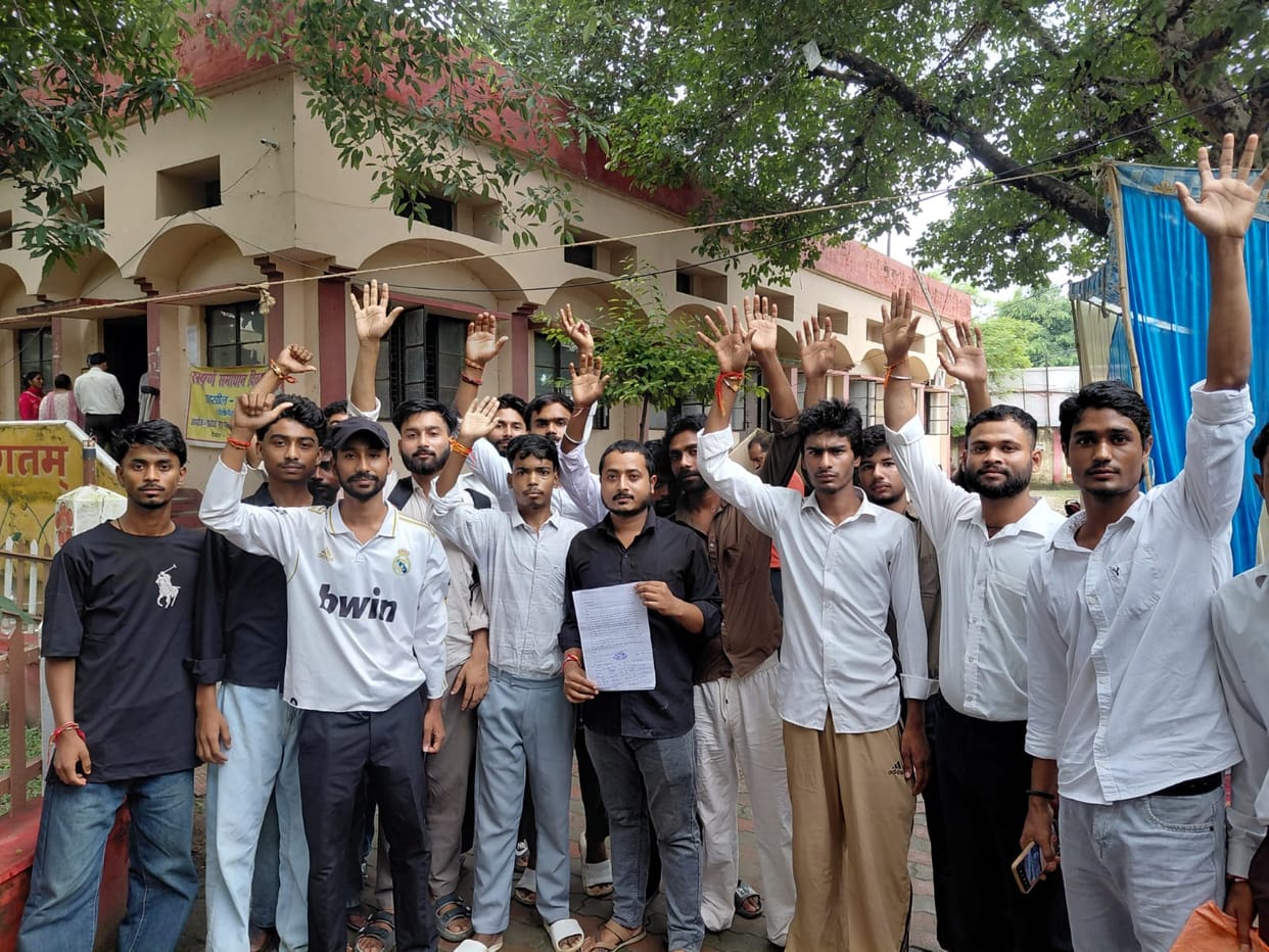 Rural road of Mahob Sanjay Nagar Colony in bad condition, students reached for Samadhan Diwas
