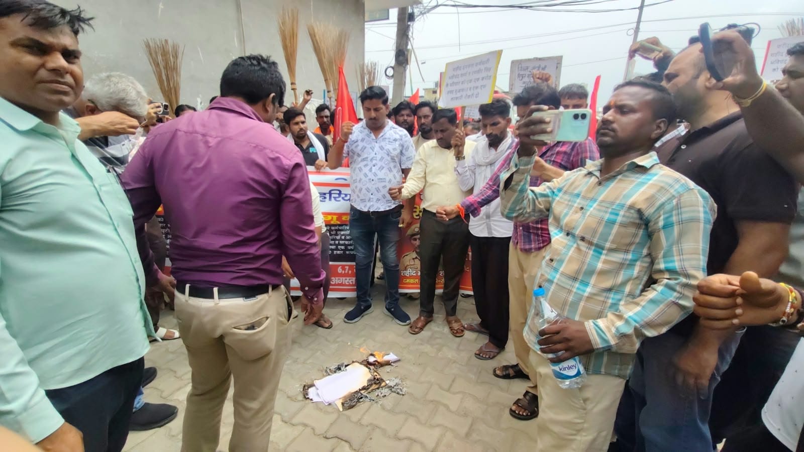 सरकार के आदेशों की प्रतियां जलाते दमकल व सफाई कर्मचारी। प्रवक्ता