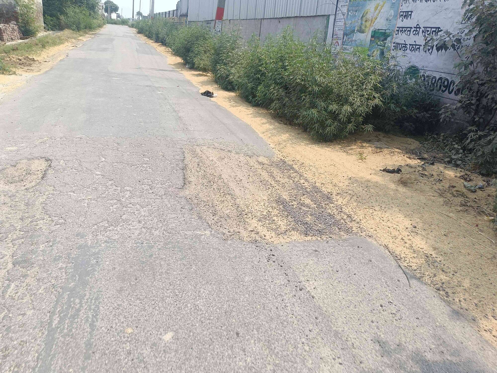 सारन को तितरम से जोड़ने वाली खस्ताहाल सड़क। संवाद