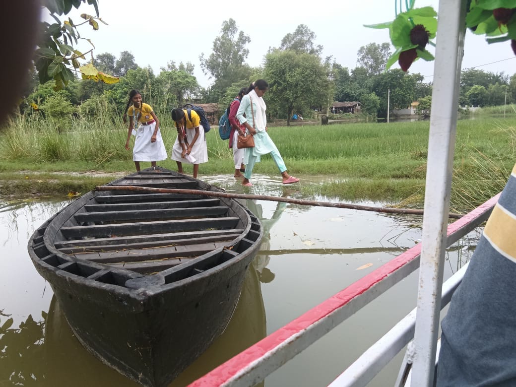 सुविका बाबू गांव से निकलते स्कूली बच्चे व मोटर बोट से स्कूल जाते हुए संवाद