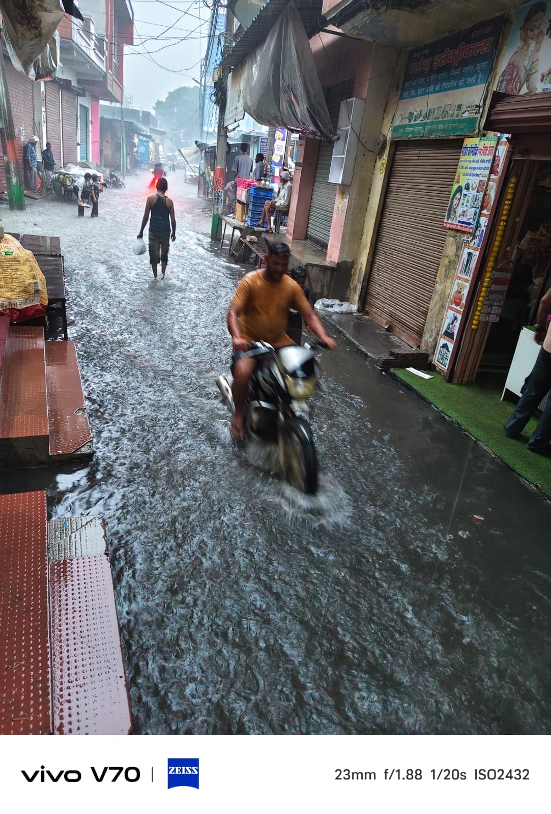 Swar's roads inundated by torrential rain; traffic disrupted.