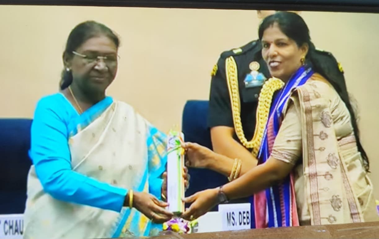 President Murmu honored Shalini with the National Teachers' Award.