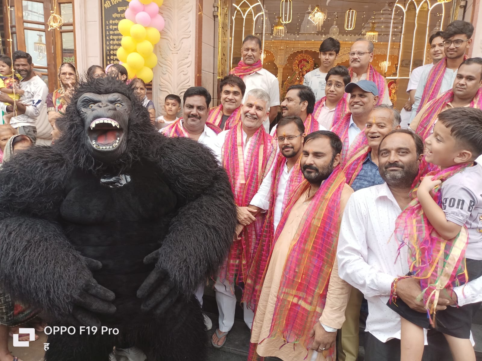 शहर के भलभ्रद मंदिर से निकाली गई शोभायात्रा में शामिल लोग। संवाद