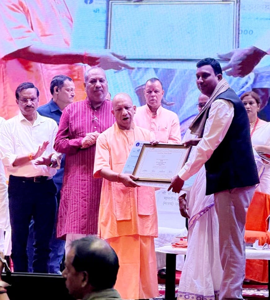 Ashwani Jain receives State Teacher Award.