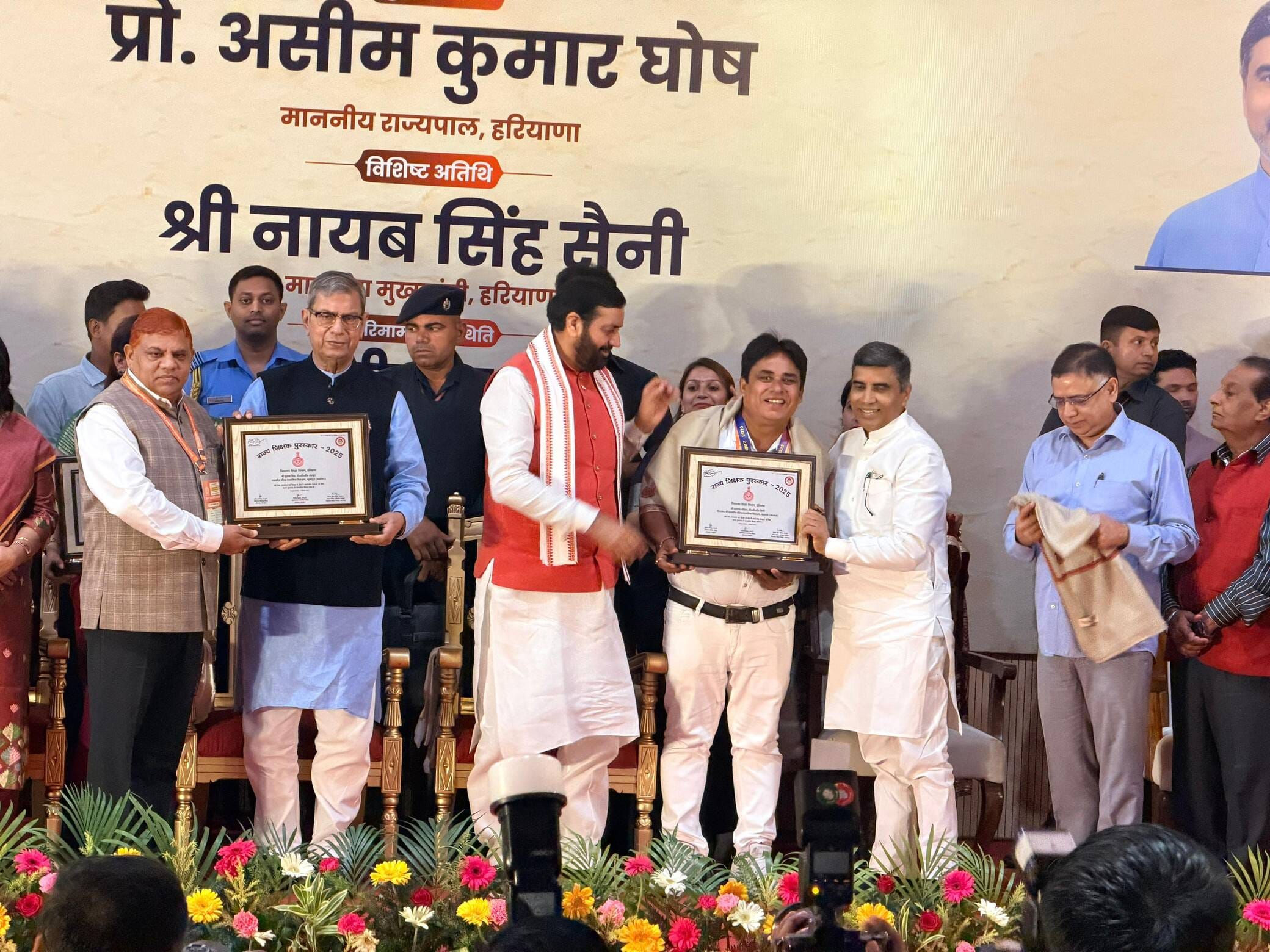  शिक्षकों को सम्मानित करते राज्यपाल और मुख्यमंत्री।