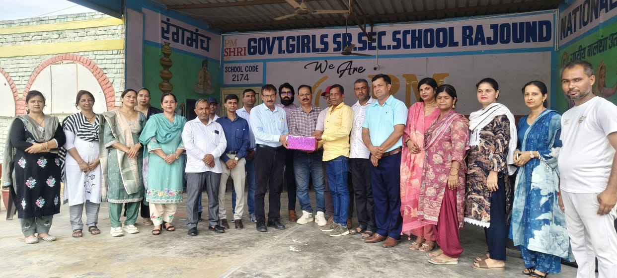 Hanpreet, the student who won the shot put event, was felicitated.