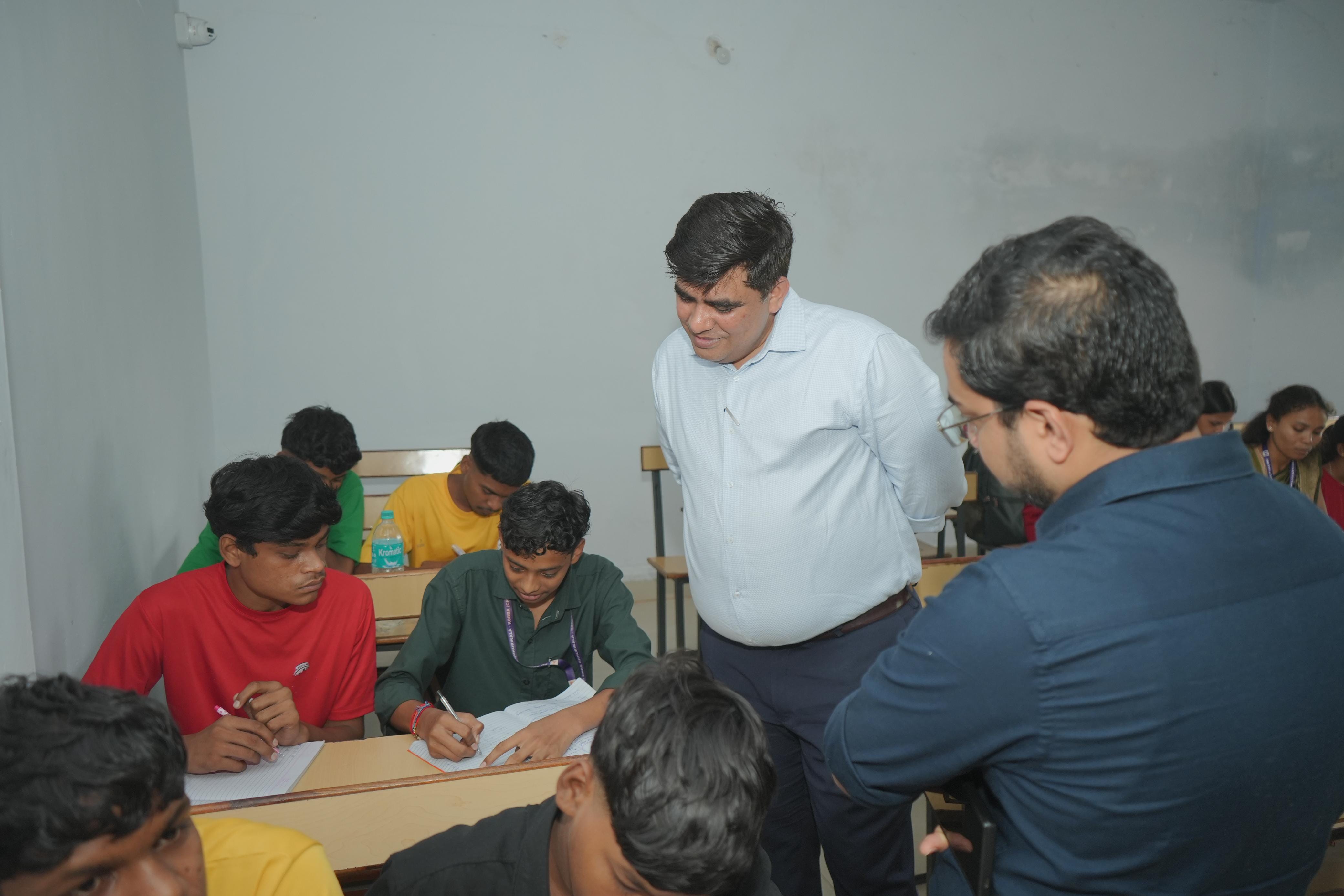 शिक्षक दिवस पर कलेक्टर बने शिक्षक,8 अनुपस्थित शिक्षकों को नोटिस