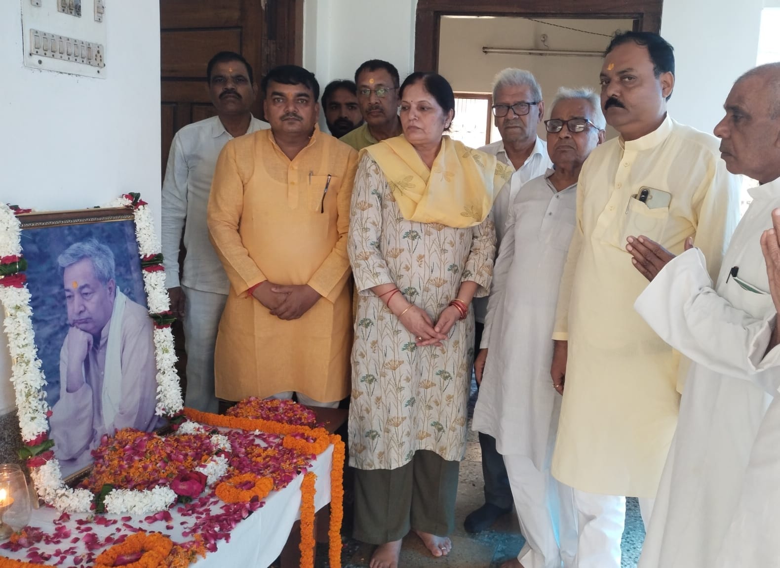 शिक्षक दिवस पर स्व. पंचानन राय को श्रद्धांजलि देते शिक्षक। संवाद