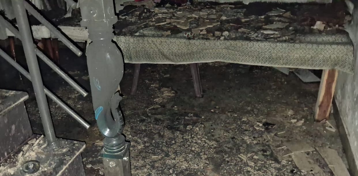 Fire breaks out in a jeweler's house due to a short circuit; family saves their lives by breaking a window.