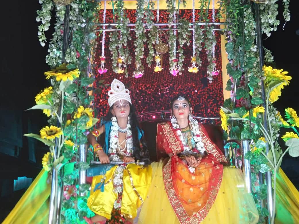 The processions went on until dawn, the cheers kept echoingThe processions went on until dawn, the cheers kept echoing