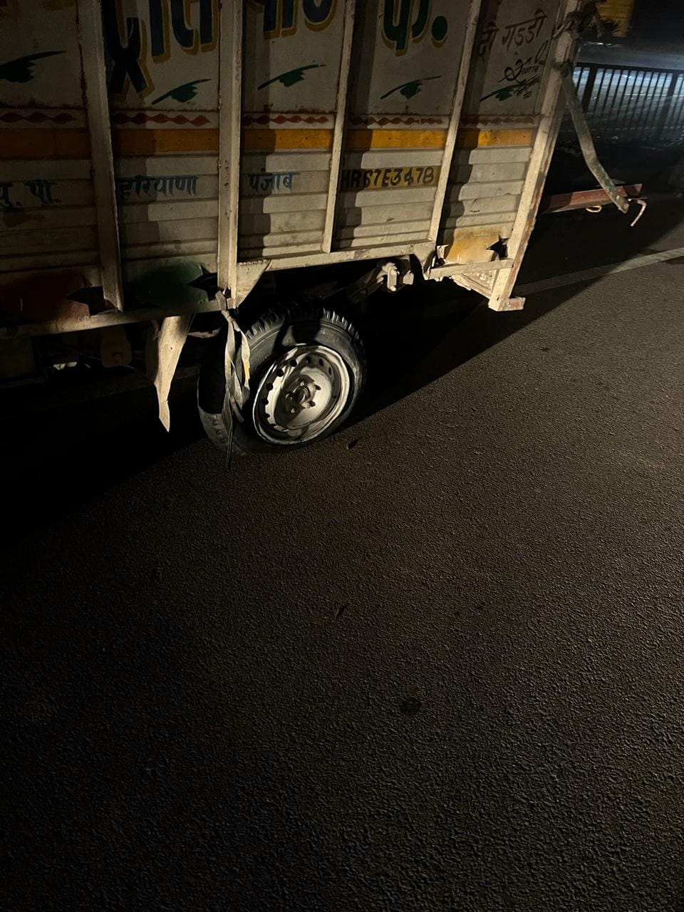 Tata Magic overturns after tyre burst; labourer dies, four injured.
