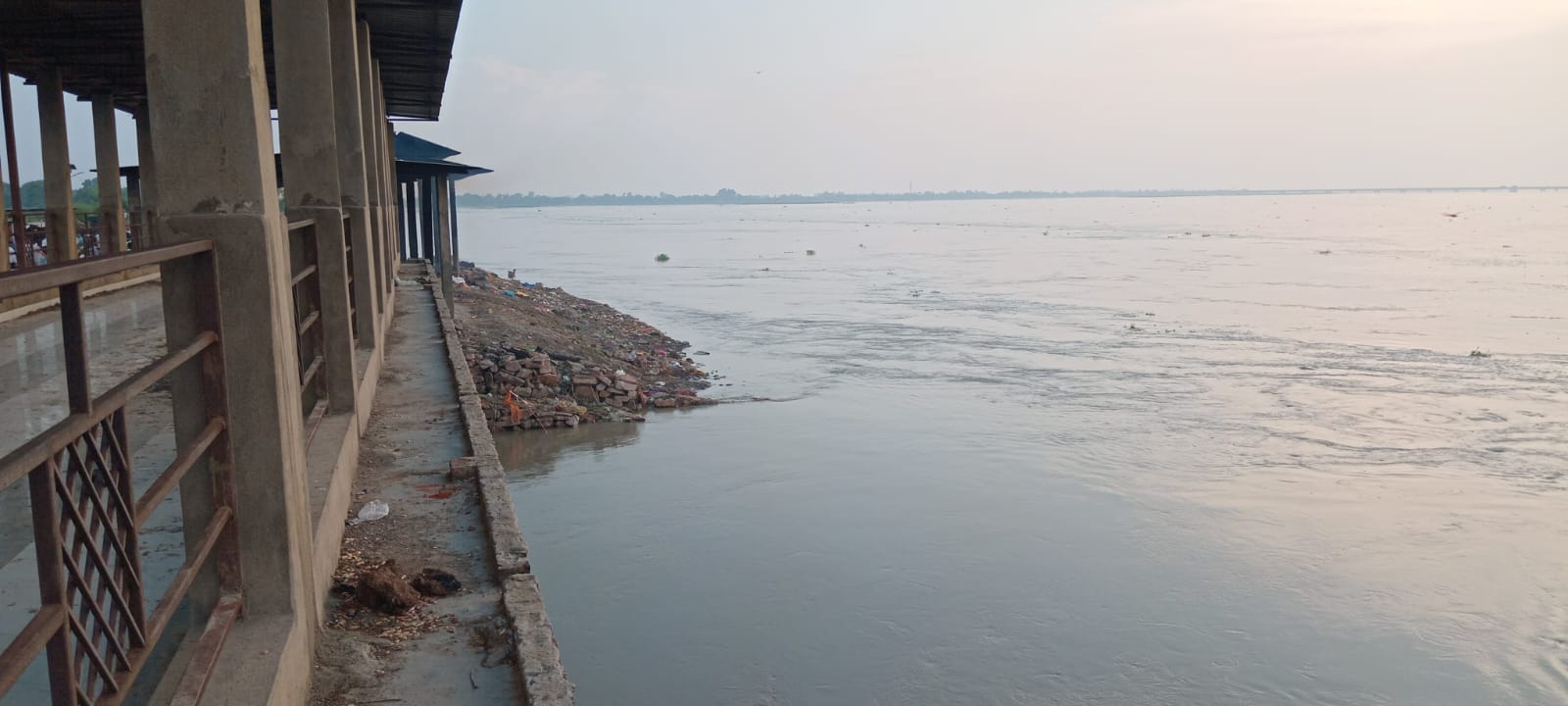 दोहरीघाट में मुक्तिधाम के करीब पहुंची सरयू नदी
