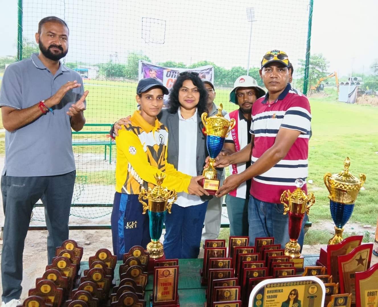दिल्ली में आयोजित क्रिकेट प्रतियोगिता में बेस्ट प्लेयर का पुरस्कार लेतीं पूर्वांचल स्पोट्स की क