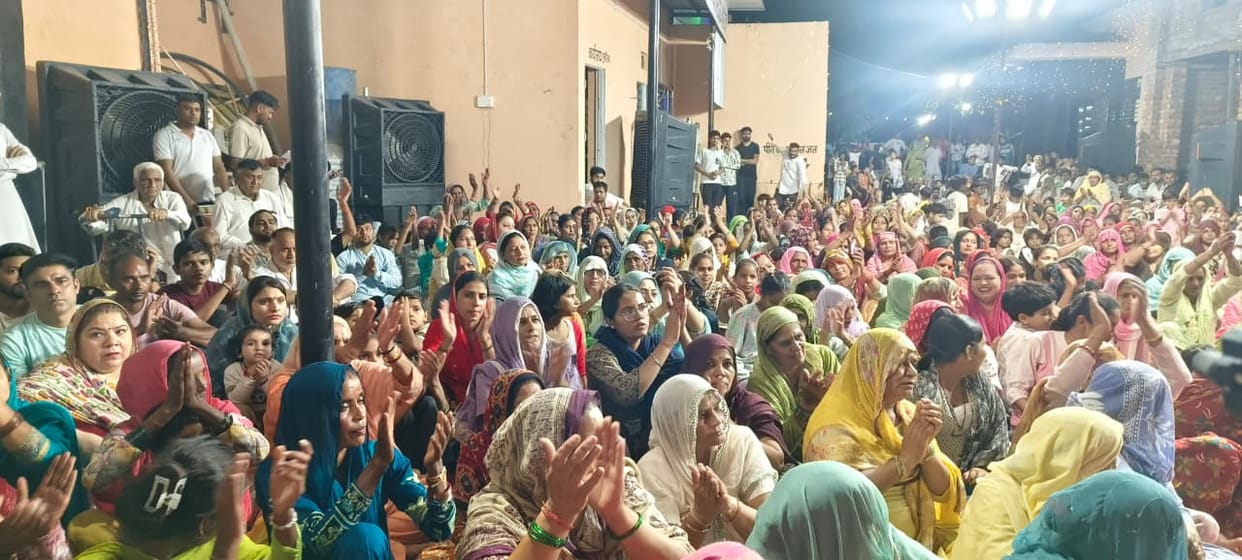 Glorified the greatness of Sri Krishna through devotional songs.