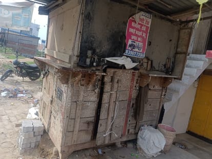  दीवानी न्यायालय के गेट संख्या एक के सामने स्थित गुमटी का टूटा ताला।