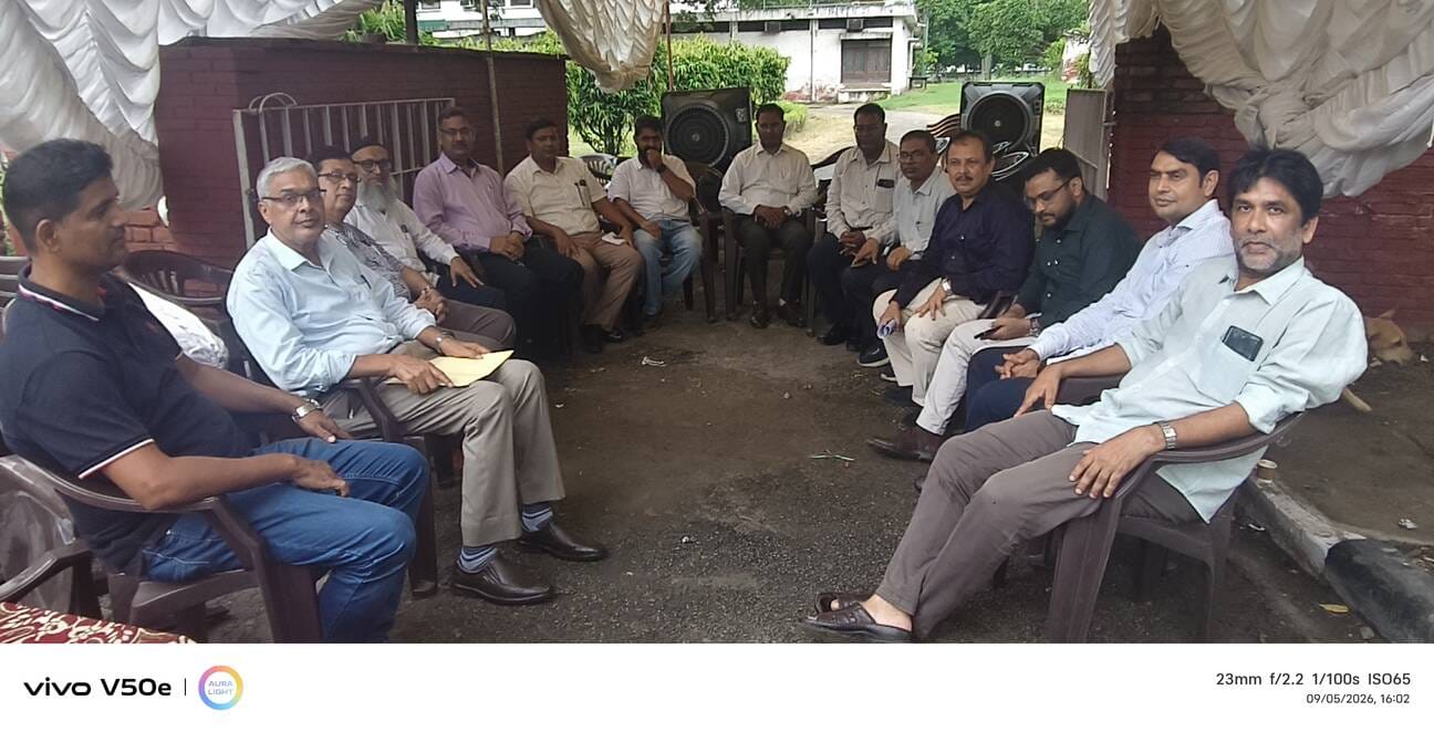 धरने पर बैठे अमुटा के पदाधिकारी। अमर उजाला