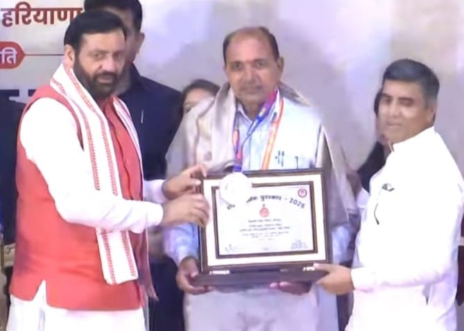 विनोद कुमार को सम्मानित करते हुए मुख्यमंत्री। विज्ञप्ति